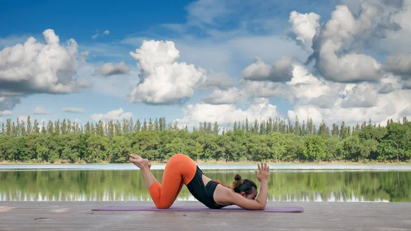 Mulher Asiática Praticando Pose Ioga Exercício Livre Com Vista Para — Fotografia de Stock