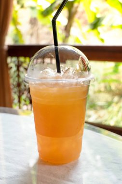 Bir bardak taze portakal suyu ve soda.