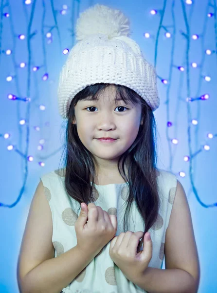 Bokeh의 빛으로 아시아 귀여운 여자의 초상화 — 스톡 사진