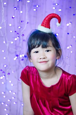 Asyalı küçük şirin kız portresi bokeh arka plan üzerinde ışık ile