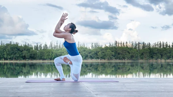 Mulher Asiática Praticando Pose Ioga Exercício Livre Com Vista Para — Fotografia de Stock