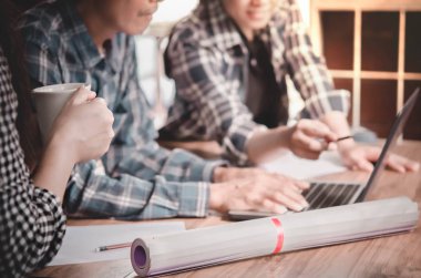 Projede birlikte çalışan iş adamları yakın çekim. Takım çalışması, hipster sesi