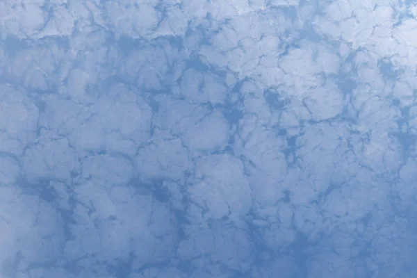 Nubes Esponjosas Blancas Sobre Fondo Azul Del Cielo —  Fotos de Stock