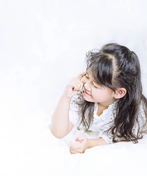 Portrait Asiatique Petite Fille Avec Robe Blanche — Photo