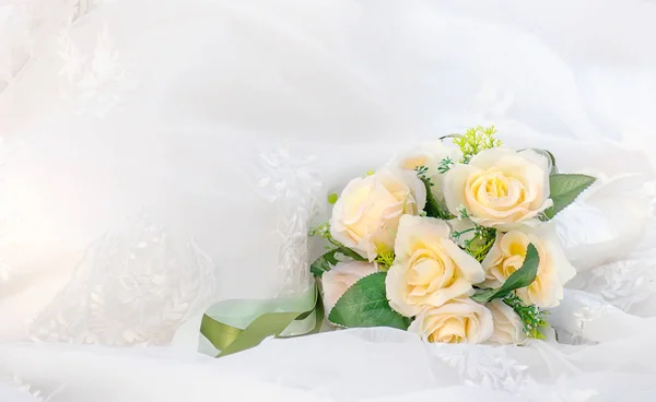 Bellissimo Bouquet Rose Fresche Panneggio Bianco — Foto Stock