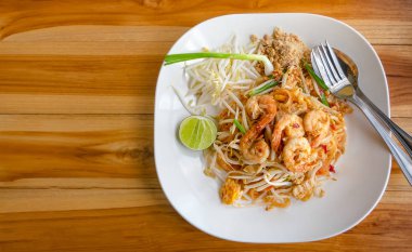 Karidesli kızarmış erişte, Pad Thai.