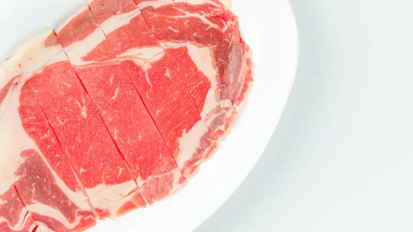 Draufsicht Auf Rohes Rindfleisch Auf Einem Teller Vor Weißem Hintergrund — Stockfoto