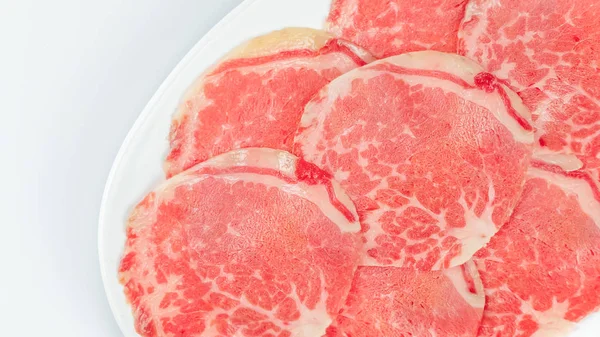Draufsicht Auf Rohes Rindfleisch Auf Einem Teller Vor Weißem Hintergrund — Stockfoto