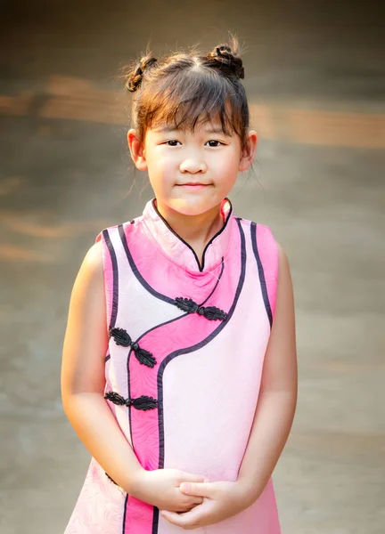 Retrato Menina Asiática Vestido Rosa — Fotografia de Stock