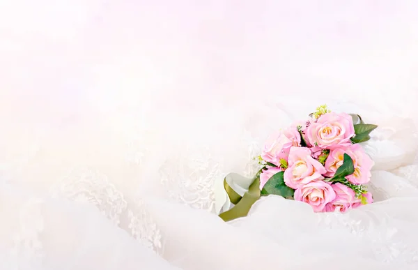 Bellissimo Bouquet Rose Fresche Panneggio Bianco — Foto Stock