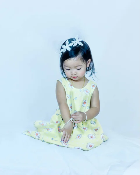 Портрет милой азиатской девочки — стоковое фото