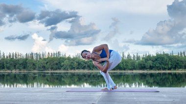 Asyalı kadın pratik yoga teşkil