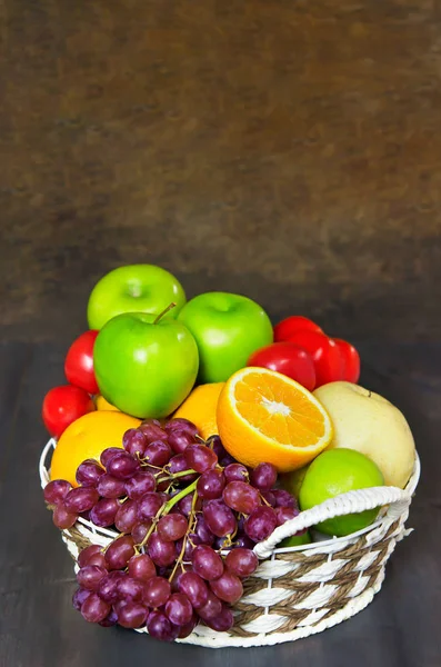 Verduras y frutas en canasta de mimbre — Foto de Stock