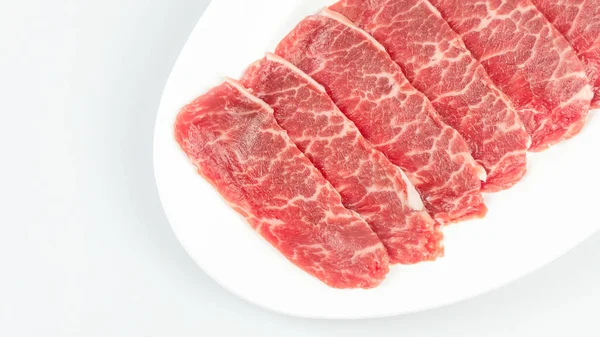 Bir plaka üzerinde ham sığır eti