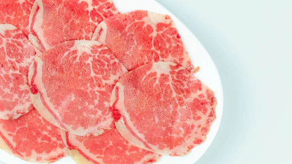 Rohes Rindfleisch auf einem Teller — Stockfoto