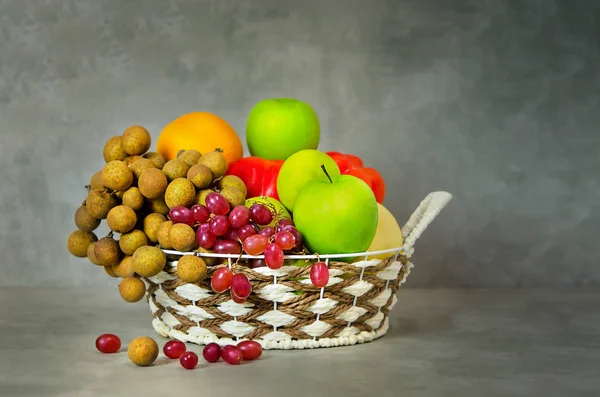 Groenten en fruit in rieten mand — Stockfoto