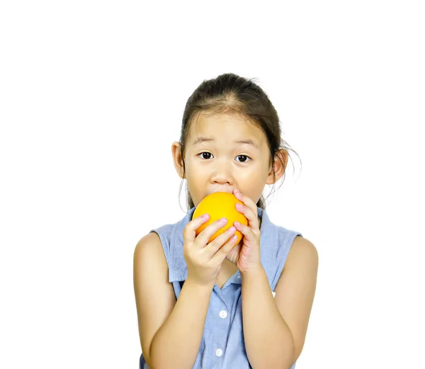 Aziatische meisje houdt van fris oranje — Stockfoto