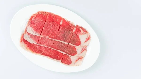 Rohes Rindfleisch auf einem Teller — Stockfoto