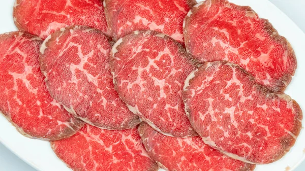 Rohes Rindfleisch auf einem Teller — Stockfoto