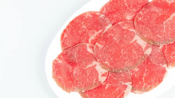 Rohes Rindfleisch auf einem Teller — Stockfoto