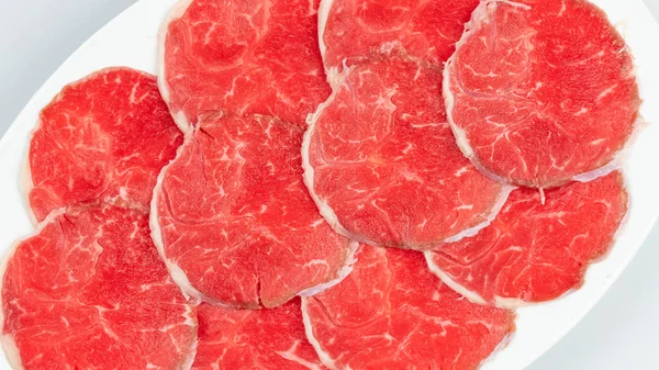 皿に生の牛肉 — ストック写真