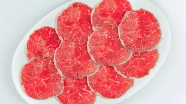 Carne cruda su un piatto — Foto Stock