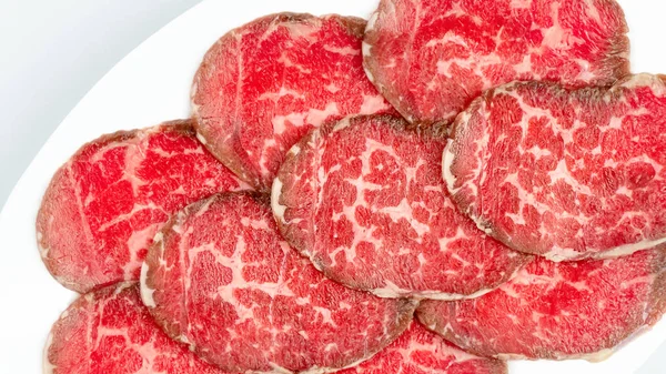 Surowej wołowiny na talerzu — Zdjęcie stockowe