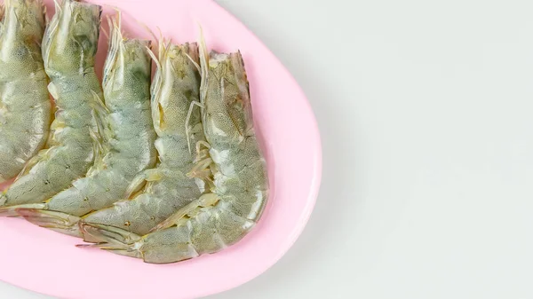 Ακατέργαστη γαρίδα σε ροζ πιάτο — Φωτογραφία Αρχείου