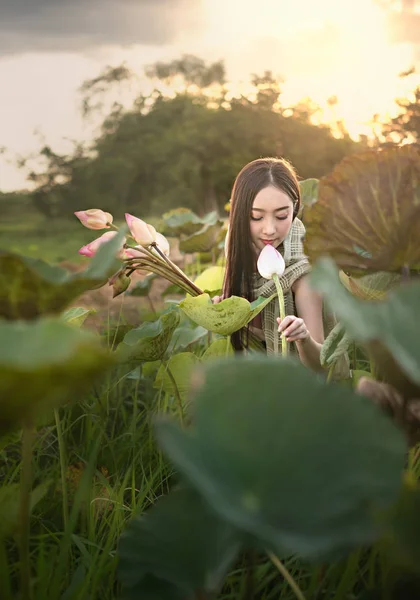 Žena sklízí Vodní lilie — Stock fotografie