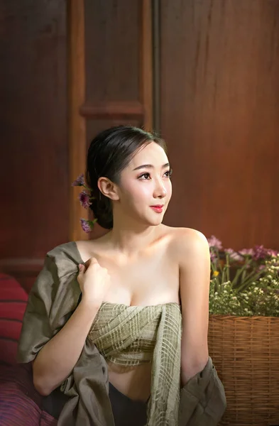 Schöne Frau in traditionellen asiatischen Kleidern — Stockfoto