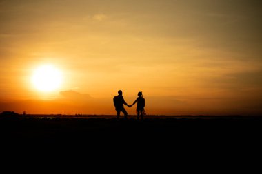 Siluet gezgin çiftler yürüyüş