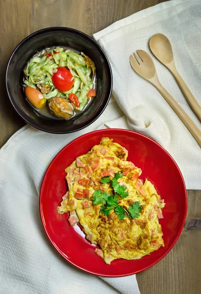 Huevo frito y ensalada de pepino picante — Foto de Stock