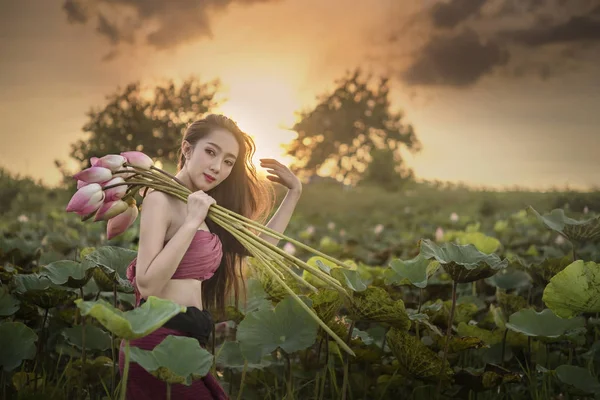 여성 수확 수련 — 스톡 사진