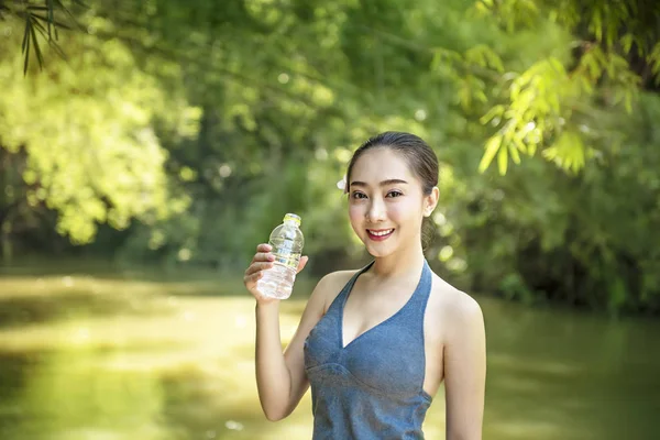 Mädchen in Sportkleidung trinkt Wasser — Stockfoto