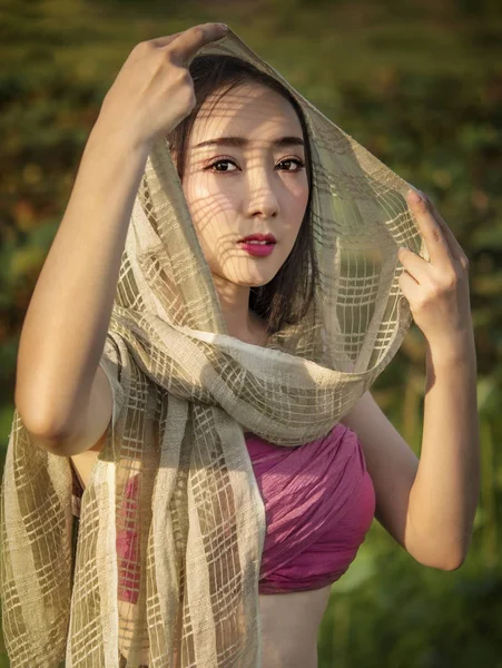 Bela mulher no tradicional asiático vestidos — Fotografia de Stock