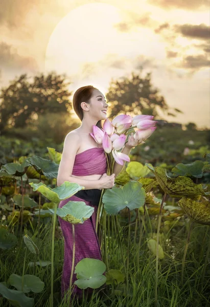 Žena sklízí Vodní lilie — Stock fotografie