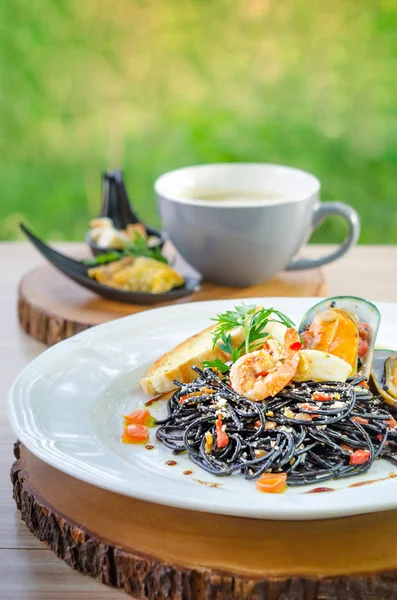 Black spaghetti seafood — Stock Photo, Image