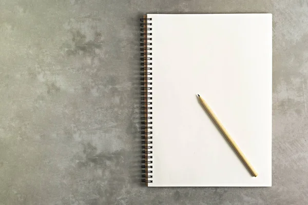 Caderno de esboços e lápis em branco — Fotografia de Stock