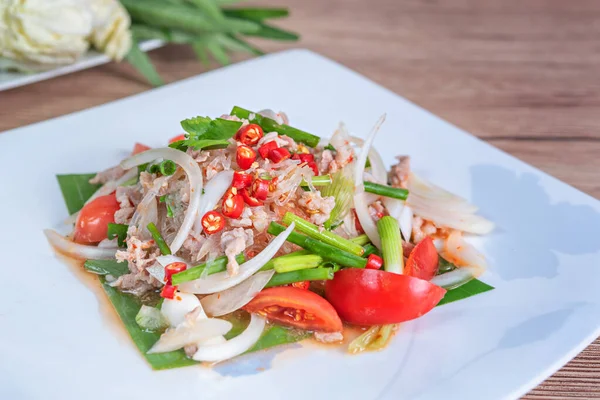 スパイシーなサラダにミンチポーク 新鮮な野菜 タイ料理 — ストック写真