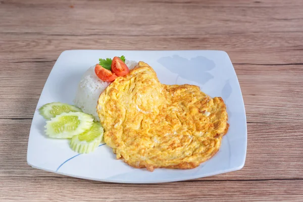 Omelett Asiatischen Stil Rührei Über Reis Serviert Mit Frischem Gemüse — Stockfoto