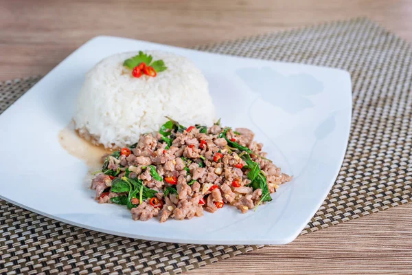 Gedämpfter Reis Und Schweinehack Gebraten Mit Chili Und Süßem Basilikum — Stockfoto