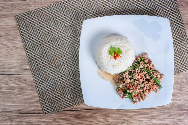 Ryż Parze Mielona Wieprzowina Smażona Pieprzem Chili Słodką Bazylią — Zdjęcie stockowe