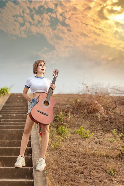 Retrato Mulher Asiática Com Guitarra Natureza — Fotografia de Stock