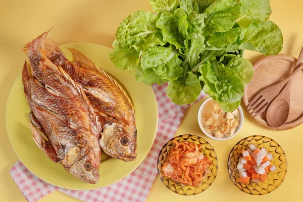 Smažené Rybí Pokrmy Podávané Asijskou Omáčkou Nakládanou Zeleninou Čerstvým Salátem — Stock fotografie
