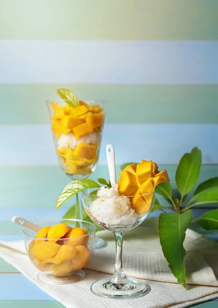 Färsk Mogen Mango Och Klibbigt Ris Med Kokosmjölk Thailändsk Söt Stockbild