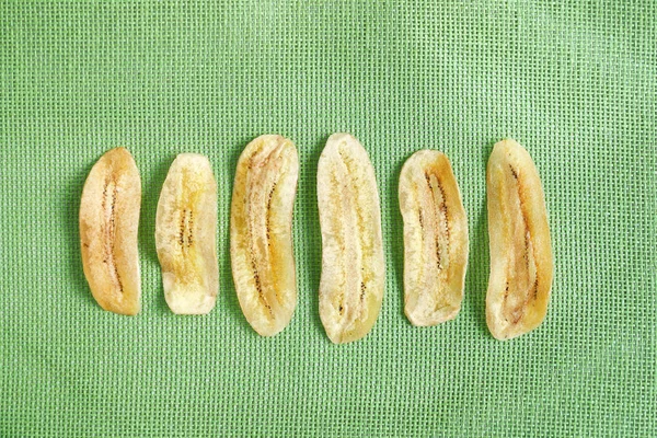 Çıtır çıtır kızarmış altın yeşil net mindere dilimlenmiş