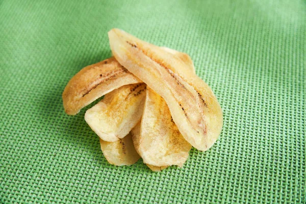 Çıtır çıtır kızarmış altın yeşil net mindere dilimlenmiş