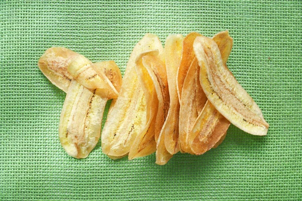 Çıtır çıtır kızarmış altın yeşil net mindere dilimlenmiş