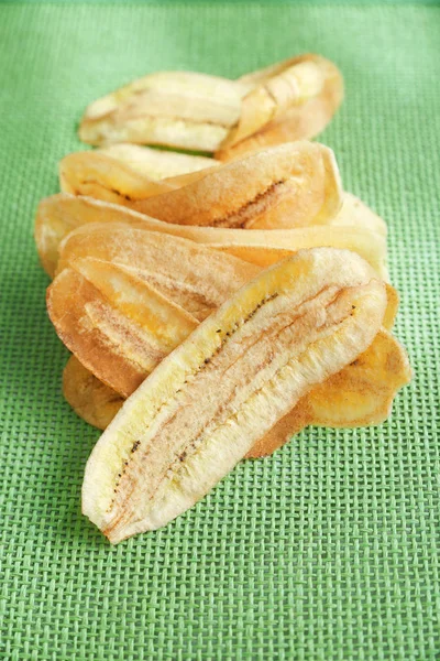 Çıtır çıtır kızarmış altın yeşil net mindere dilimlenmiş