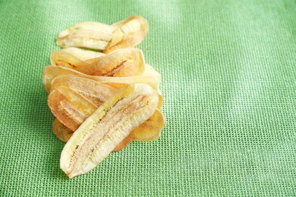 Çıtır çıtır kızarmış altın yeşil net mindere dilimlenmiş